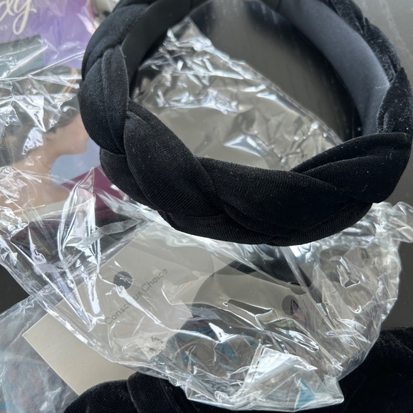 Hair Accessories new never worn - Picture 2 of 5